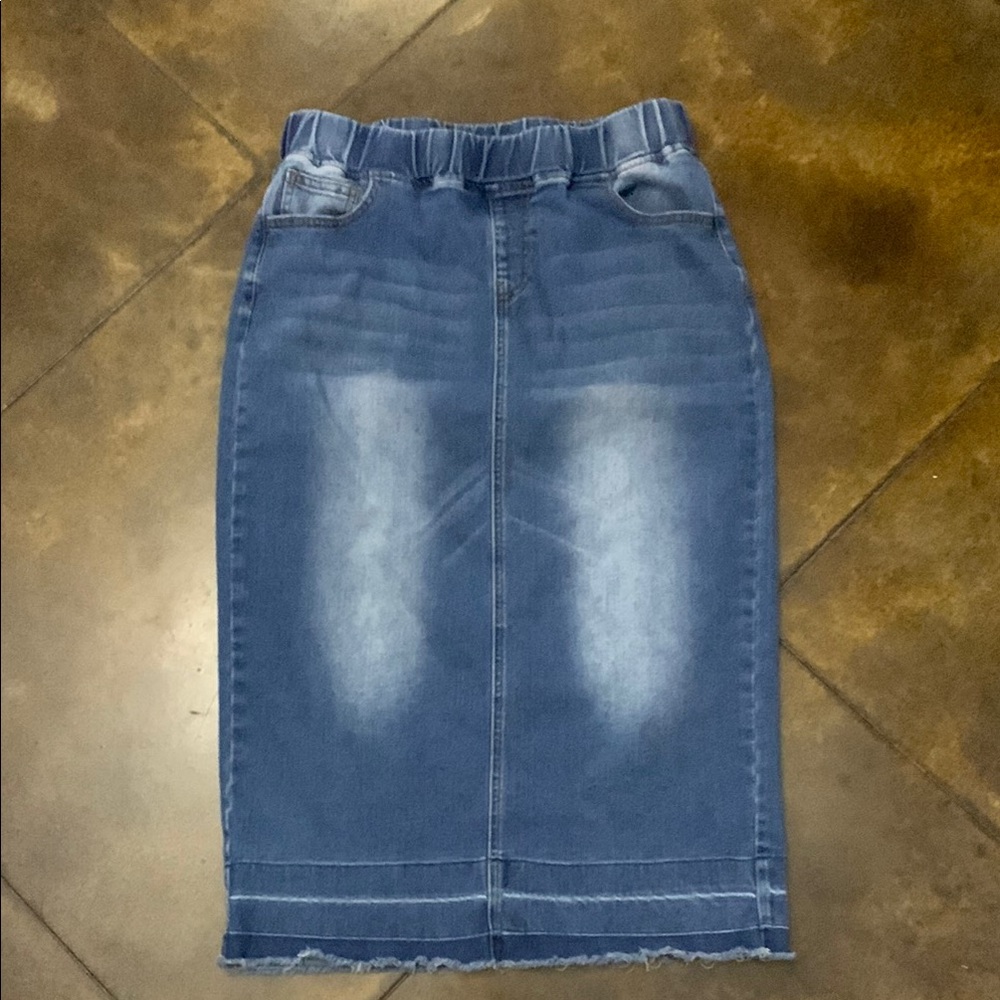Nuggles brand funny pull on style skirt. Size medium